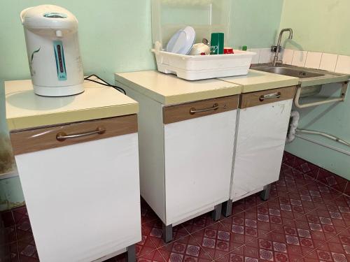 Eine Küche mit Spüle und Mischbatterie auf der Arbeitsplatte in der Unterkunft Popular Condo by Jintana in Pak Kret