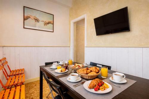 The Attic Penthouse Rome Cozy & Comfy Close to Trastevere & Center With WIFI