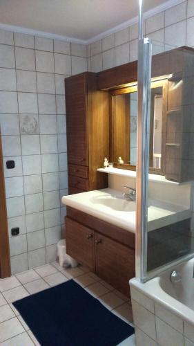 un baño con lavabo y espejo en Ferienwohnung Wörndl, en Faistenau