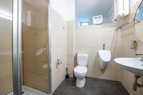 DROY by ROCKCHAIR Apartments l SUPERHOST Status l 2 Bedroom Boxspringbeds next to Center "Kurfürstendamm" - Cozy Family & Business Flair welcomes you! photo 8