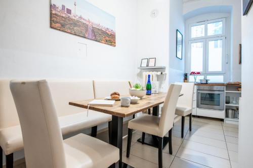 DROY by ROCKCHAIR Apartments l SUPERHOST Status l 2 Bedroom Boxspringbeds next to Center "Kurfürstendamm" - Cozy Family & Business Flair welcomes you! photo 5
