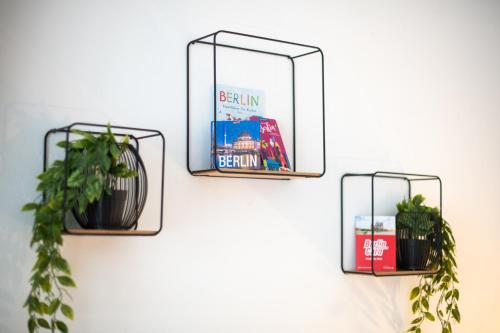 DROY by ROCKCHAIR Apartments l SUPERHOST Status l 2 Bedroom Boxspringbeds next to Center "Kurfürstendamm" - Cozy Family & Business Flair welcomes you! photo 10