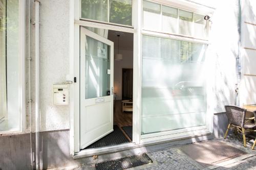DROY by ROCKCHAIR Apartments l SUPERHOST Status l 2 Bedroom Boxspringbeds next to Center "Kurfürstendamm" - Cozy Family & Business Flair welcomes you! photo 15