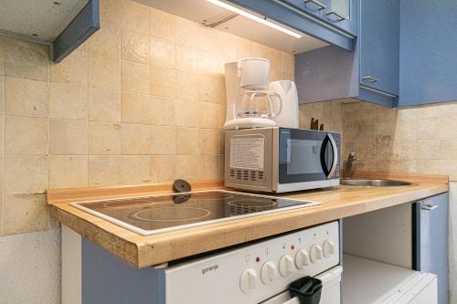 Close to Rennweg, Beautiful 2BR Apartment with WIFI & TV