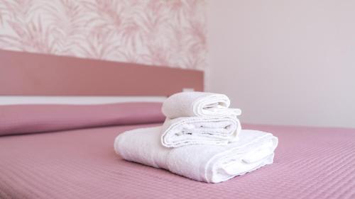 a pile of towels sitting on top of a bed at L'Eden di Nicolas in San Costantino Calabro