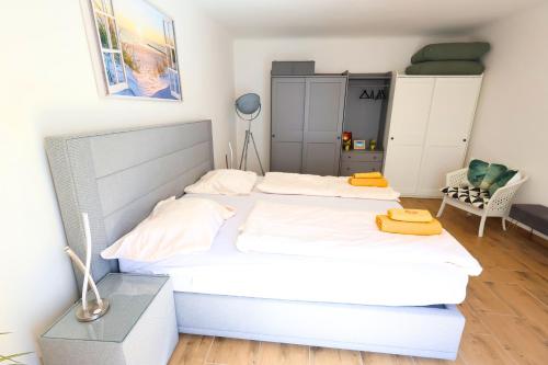 a bedroom with two beds with yellow towels on them at Hofgassenhaus LIMUN in Mörbisch am See