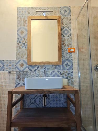 ein Badezimmerwaschbecken mit Spiegel und Dusche in der Unterkunft Agorà-Akrai B&B in Palazzolo Acreide