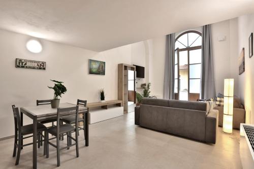 GuestHost - Santa Maria Novella Lovely Flat - Ground Floor