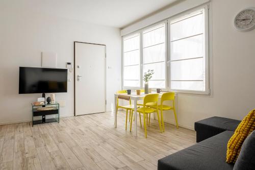 Spacious Modern Family Apartment Near Metro