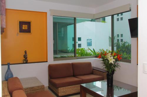 a living room with a couch and a glass table at Villas Maria Isabel in Santa Cruz Huatulco