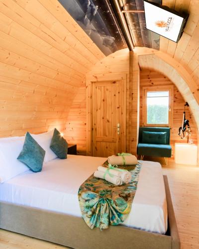 a bedroom with a bed in a wooden cabin at Villa Yucca - Luxury Glamping Experience in Torano Nuovo