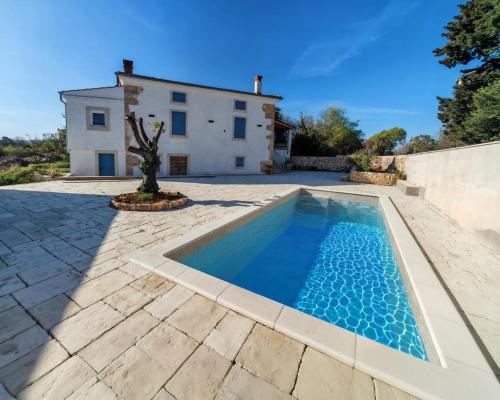 Villa Mare - Island Krk, traditional Stone house with pool