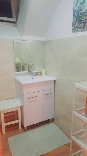 a bathroom with a sink and a mirror at הבית של גלגל in Arad
