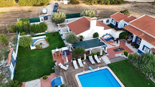 an aerial view of a house with a swimming pool at Herdade da Cova da Onça in Canha