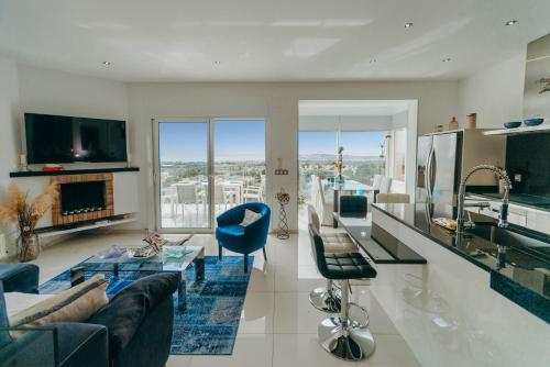 a living room with a couch and a table at WELCS CASA 335 EMP con jacuzzi y terraza in Selva de Mar