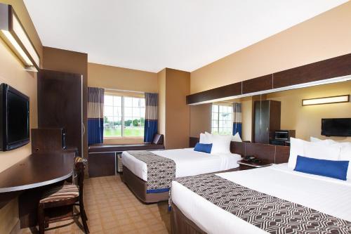 Microtel Inn and Suites Lafayetteにあるベッド