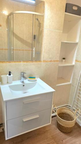 Le Repaire - Hyper centre, 3 ch, balcon et parking
