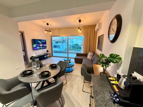 Luxury Stay Apt 303 - Brand New - Private Parking