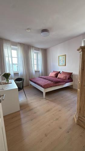 a bedroom with a large bed with pink pillows at Ferienwohnung Schneider-Beiwinkel in Edenkoben