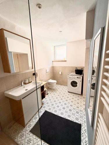 a small bathroom with a sink and a toilet at Ferienwohnung Schneider-Beiwinkel in Edenkoben