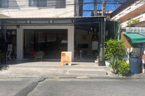 a building with a sign in front of it at Dad N Mom's House By Thongnak Apartment in Pattaya