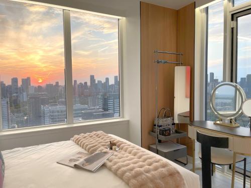 a bedroom with a large window with a view of a city at Luxurious Panoramic Skyline Penthouse 2Bedrooms Suites CN Toronto Downtown in Toronto