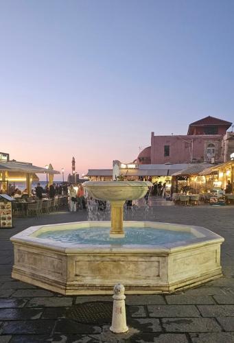 Harbour - 90sqm Spacious 2-Balcony Apt in Chania Old Town, Private Parking Available 950m