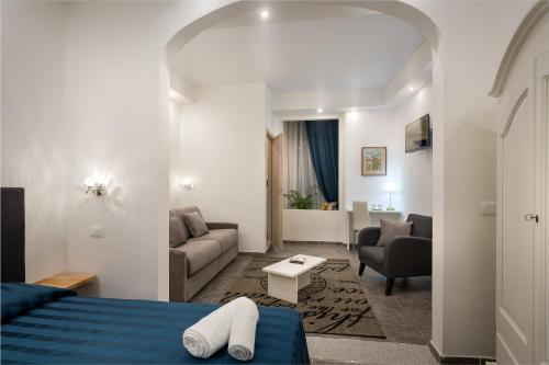 Habitación con cama, sofá y sala de estar. en Stella Della Casa, en Florencia