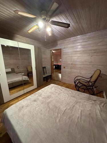 a bedroom with a bed and a ceiling fan at Pihlamäe holiday house in Aruvalla
