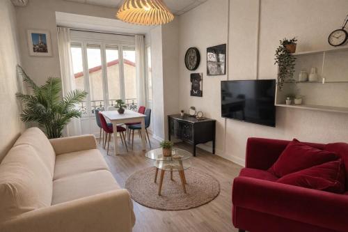 Beautiful spacious air conditioned apartment - center