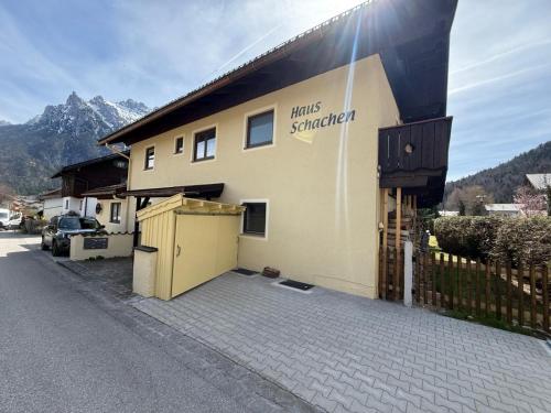 ein Gebäude mit einer Garage davor in der Unterkunft Landliebe in Mittenwald