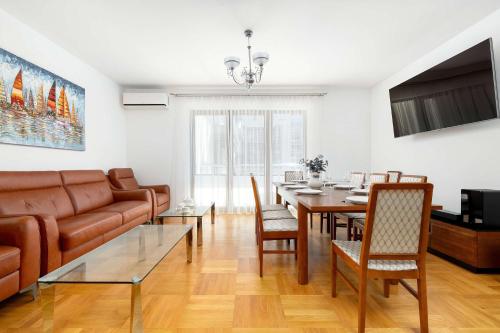 Klimatyzowany Apartament z 2 Sypialniami Balkonem i Parkingiem by Noclegi Renters