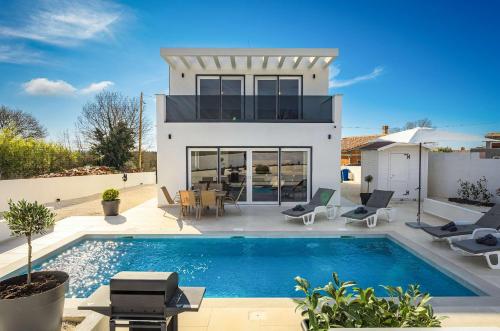 Villa Mia with private heated pool and sauna
