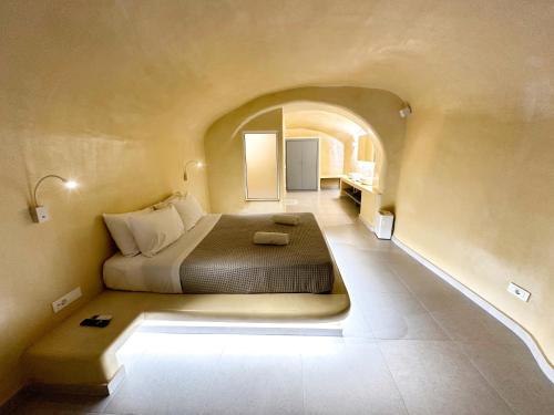 M Residence Santorini Johnnie Cave