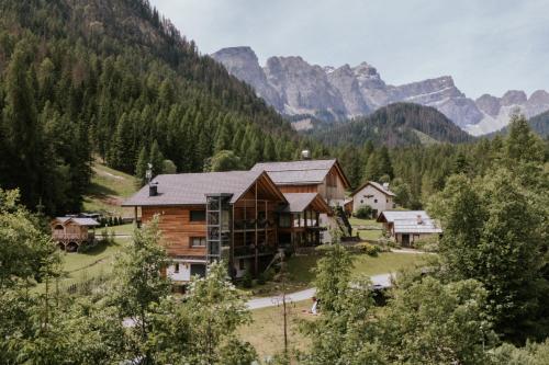 an image of a log cabin in the mountains at Chalet Mornà in San Martino in Badia