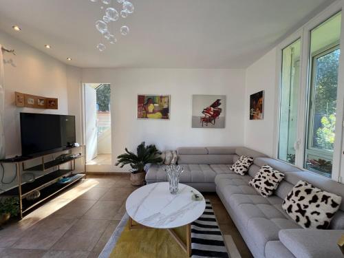 Peaceful Villa Walk to Antibes Beaches
