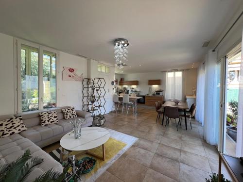 Peaceful Villa Walk to Antibes Beaches