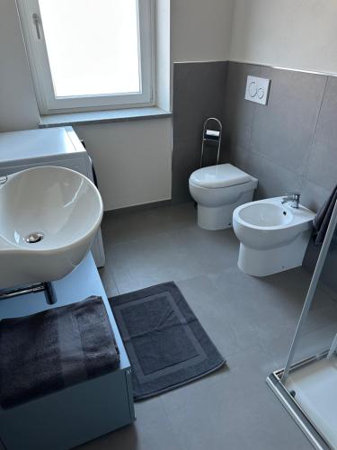 a bathroom with a sink and a toilet at Casa Piutin, appartamento Bucaneve in Bagnolo Piemonte