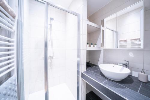 1 Bedroom, 5 min from Hauptbahnhof, AC, 75qm