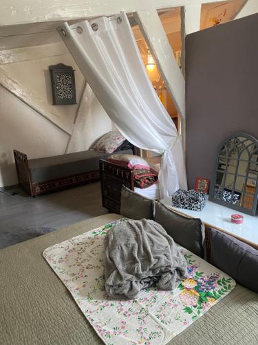 a living room with a couch and a rug at Pavillon Val in Romainville