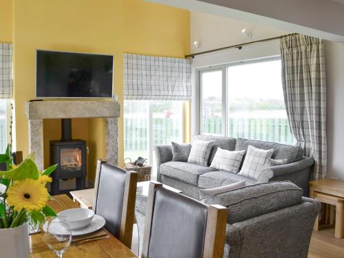 a living room with a couch and a fireplace at Veleta in Grange