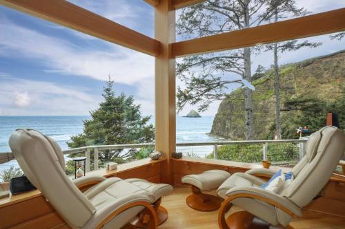a room with chairs and a view of the ocean at Ocean's Edge in Tillamook