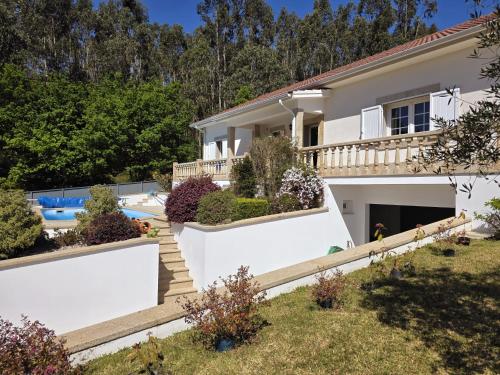 an image of a house with a swimming pool at Casa Pinto in Linhares de Cima