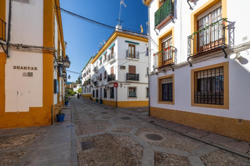 Cozy Retreat with Patio Steps from Alcázar