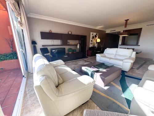 Luxury 3BR Apartment in Aloha Golf - Large Terrace & Pool