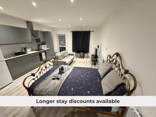 a large bedroom with a larger stay discounts available at Private Studio near Watford Junction in Leavesden Green
