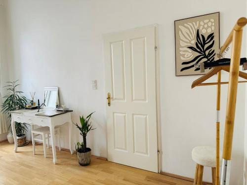 Modern 2-Bedroom Apartment with Living Room, 15 Minutes to Vienna City Center by Metro