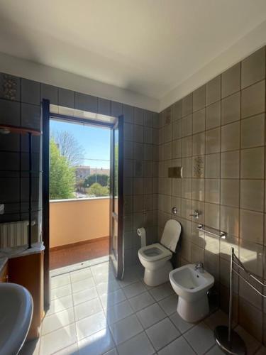 a bathroom with a toilet and a sink at Tommy&Gio in Tradate