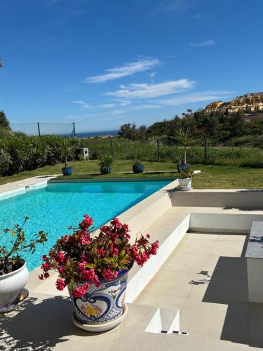 Luxueuze villa met verwarmd zwembad en zeezicht