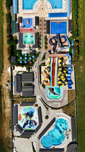 an overhead view of a water park with a pool at Eser Diamond Hotel Spa & Convention Center İstanbul in Silivri